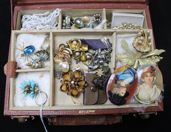 Mixed costume jewellery, compact and miniatures.